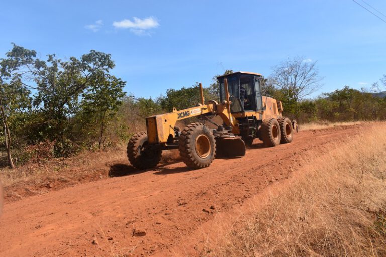 Secretaria de Obras realiza recuperação de estradas vicinais e serviços de roço na zona rural de Picos