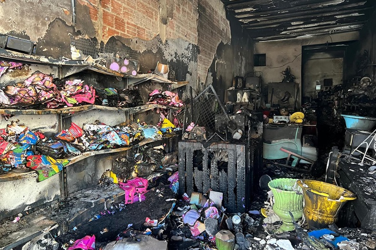 Incêndio de grandes proporções destrói loja de decoração no Centro de Picos