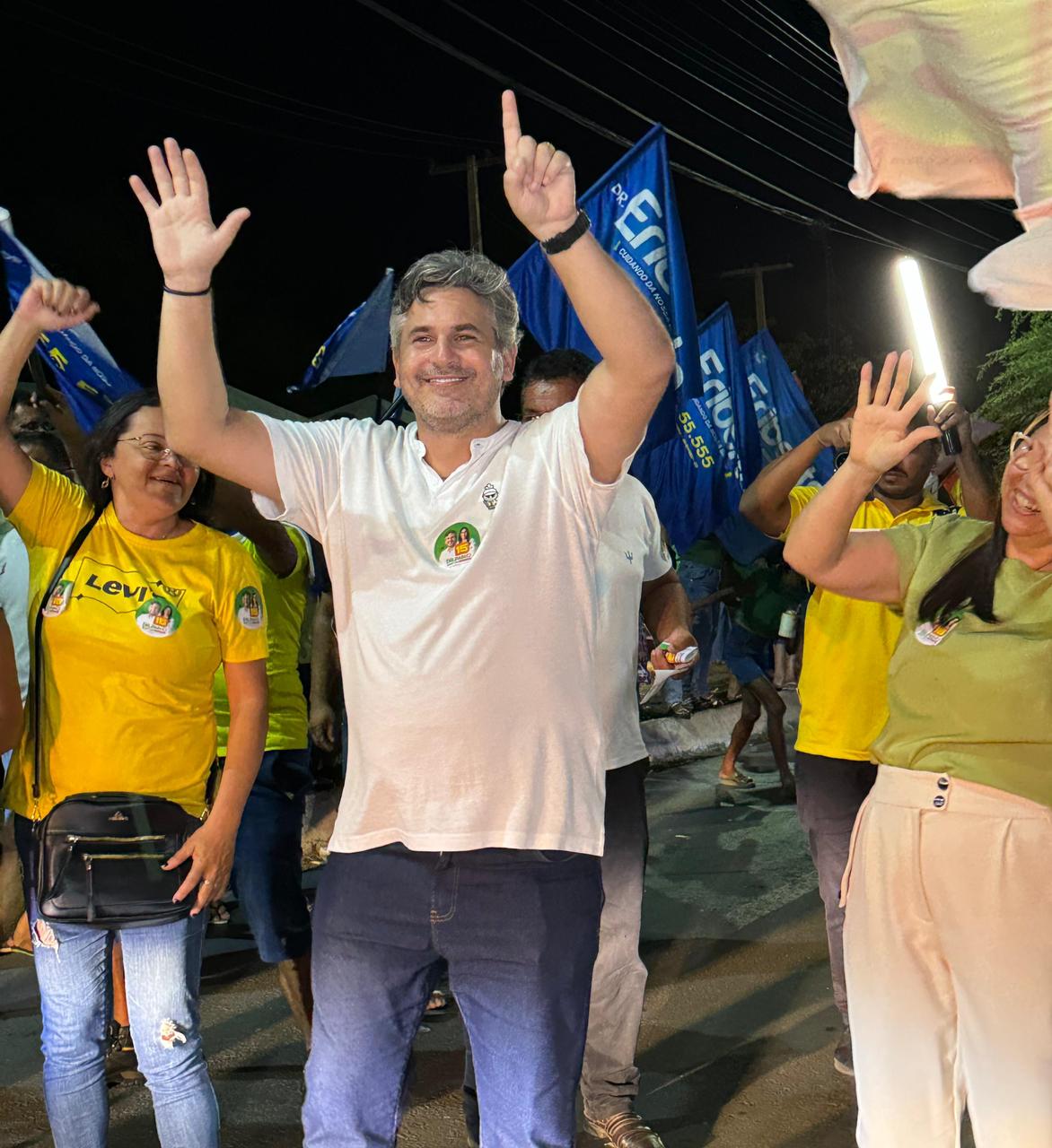 Pablo Santos inicia campanha com adesivaço