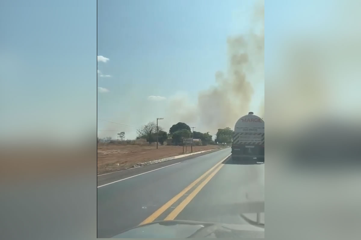 Incêndio na zona leste de Picos compromete visibilidade na BR-316 e ameaça motoristas