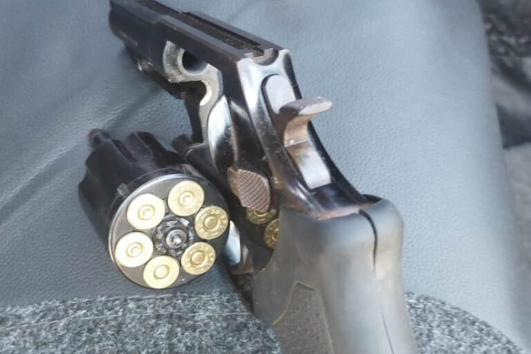 Polícia Militar de Monsenhor Hipólito apreende arma de fogo e conduz dono de bar na BR-020