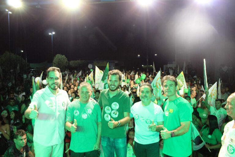 Comício de João Guilherme e Valdenilson Dias reúne multidão em Santana do Piauí
