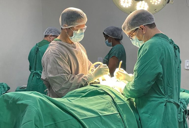 Hospital Justino Luz realiza cirurgia de alta complexidade para estabilização de coluna
