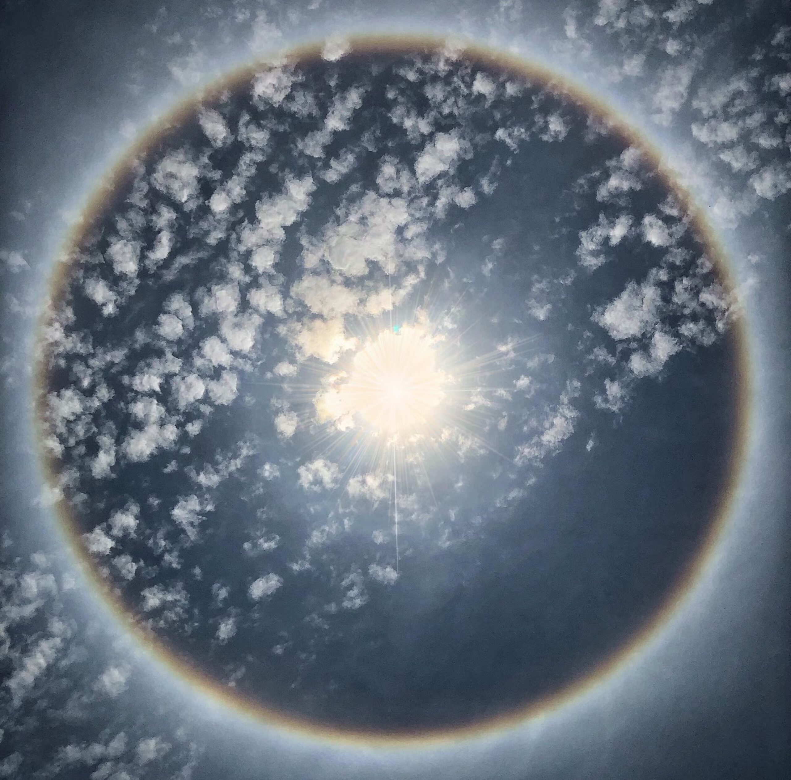 Fenômeno se forma ao redor do sol e chama a atenção de piauienses
