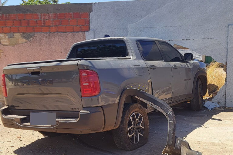 Caminhonete atinge muro após colisão na BR 316 em Picos
