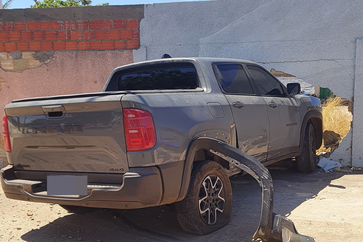 Caminhonete atinge muro após colisão na BR 316 em Picos