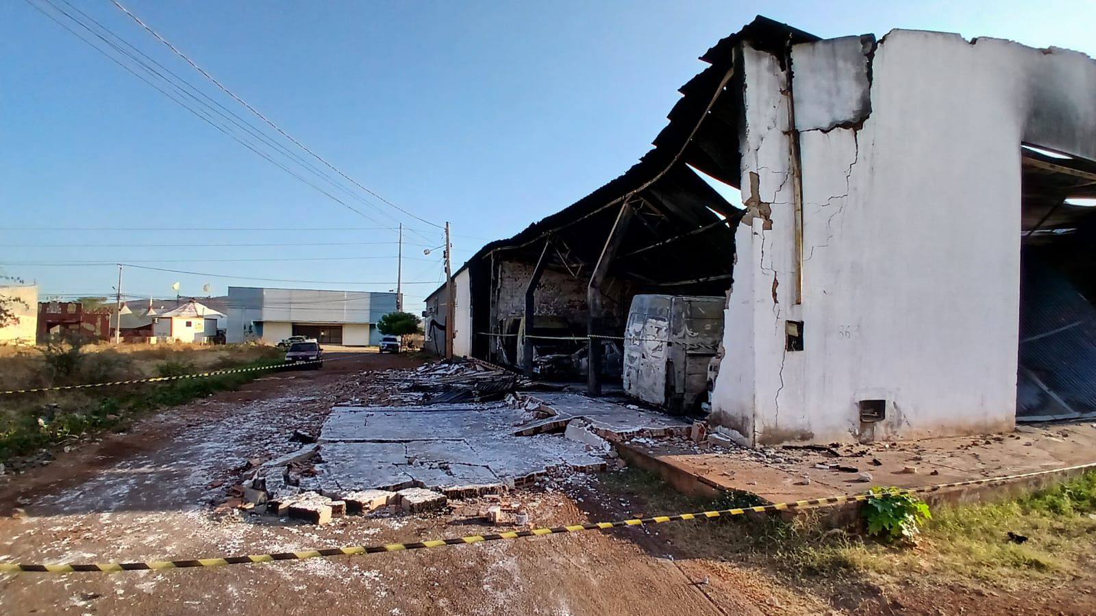 Incêndio de grandes proporções atinge galpões em Picos