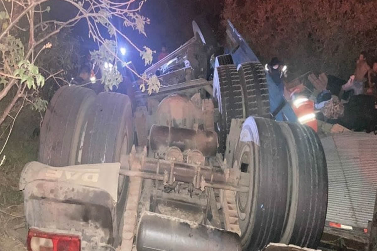Acidente na BR-407 em Jaicós deixa dois feridos; bombeiros de Picos retiram vítima presa nas ferragens