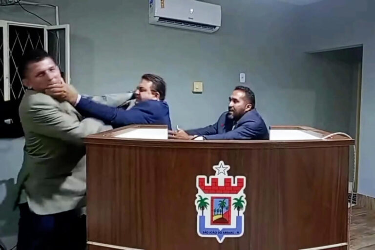 Vereadores trocam agressões físicas e ofensas durante sessão de câmara municipal