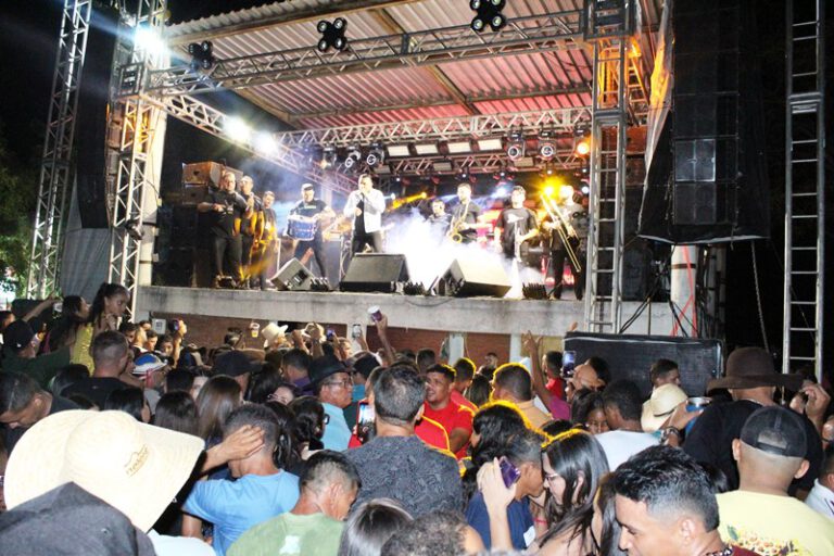 Show de Junior Vianna encerra Festa do Vaqueiro de Itainópolis 2024;veja fotos