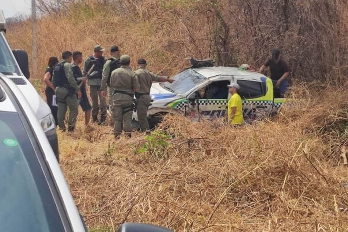 Viatura da Polícia Militar tomba após colisão na PI-375, em Santana do Piauí