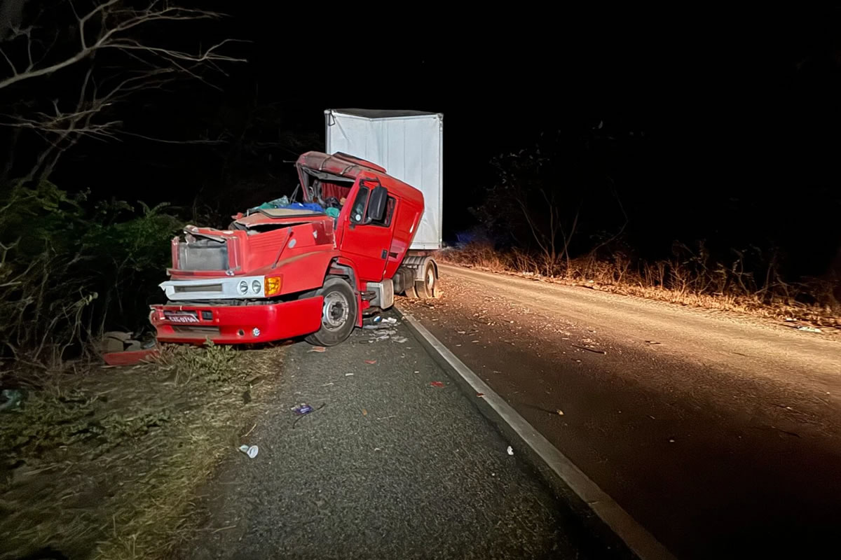 Colisão entre carreta e micro-ônibus na BR-407 deixa mulher ferida em Geminiano