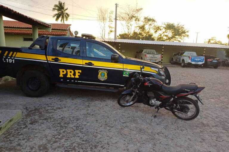 PRF apreende motocicleta roubada em Fronteiras durante fiscalização