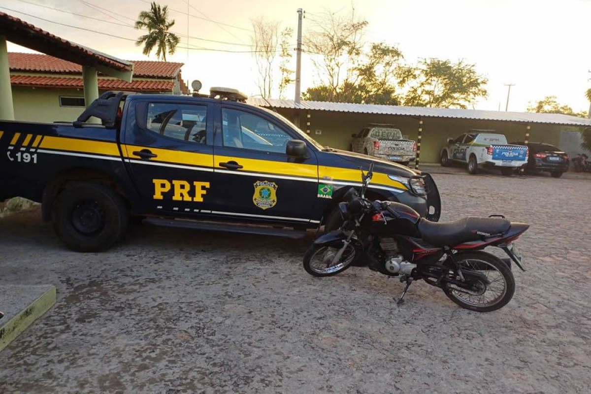 PRF apreende motocicleta roubada em Fronteiras durante fiscalização