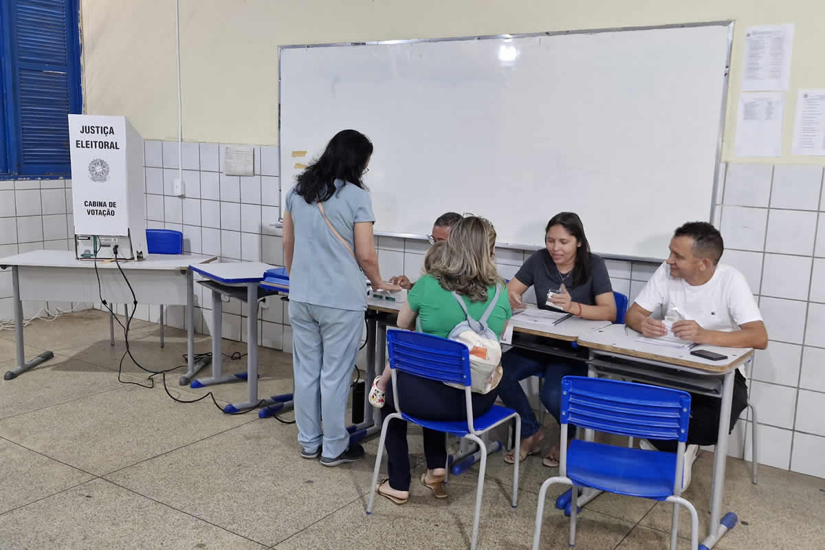 Seções eleitorais em Picos têm movimento tranquilo, mas excesso de fiscais é registrado