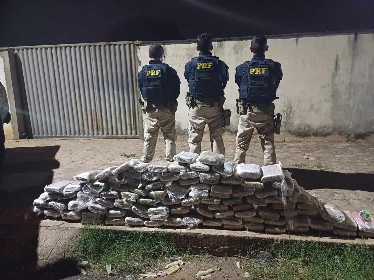 PRF apreende drogas em Picos e duas pessoas são presas