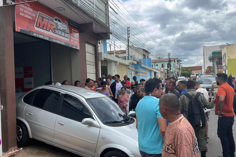 Homem é assassinado com seis disparos de arma de fogo dentro de veículo em Picos