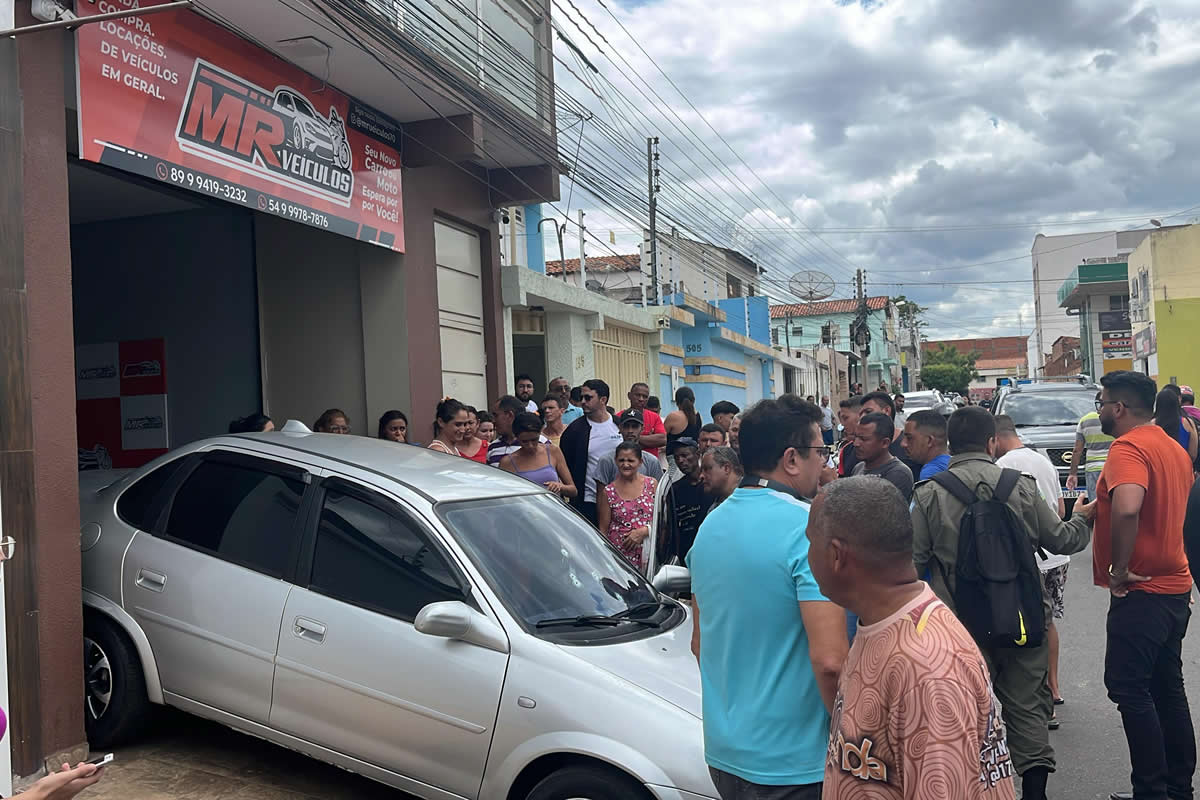 Homem é assassinado com seis disparos de arma de fogo dentro de veículo em Picos