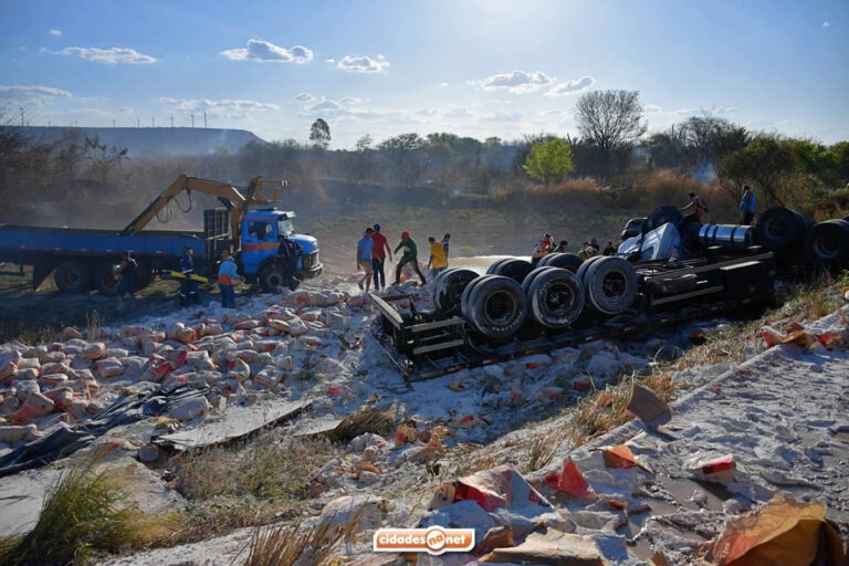 Carreta carregada de farinha de trigo tomba em Marcolândia; motorista fica preso nas ferragens