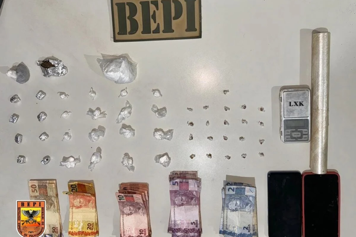 Polícia apreende drogas e conduz suspeitos à delegacia em Itainópolis