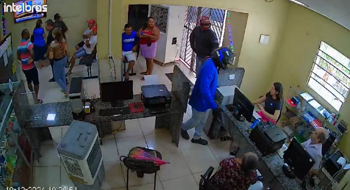 Dupla armada assalta correspondente bancário em Inhuma; veja vídeo