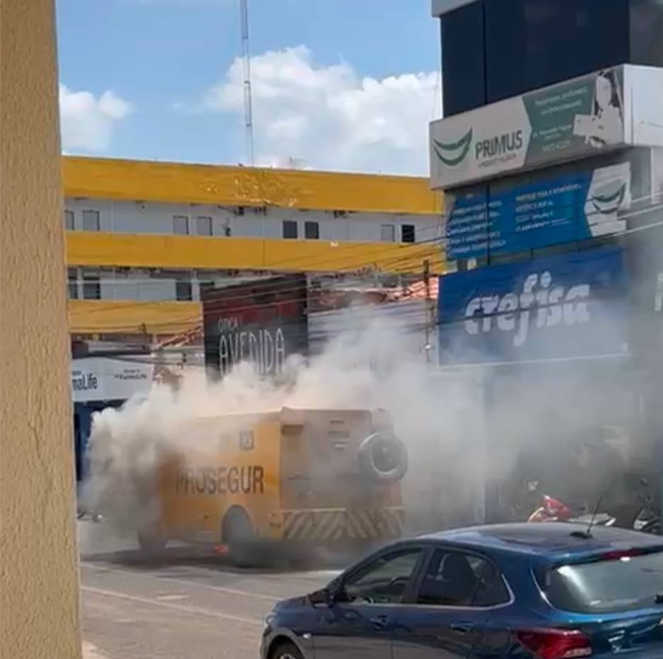 Carro-forte pega fogo no Centro de Picos; veja vídeo