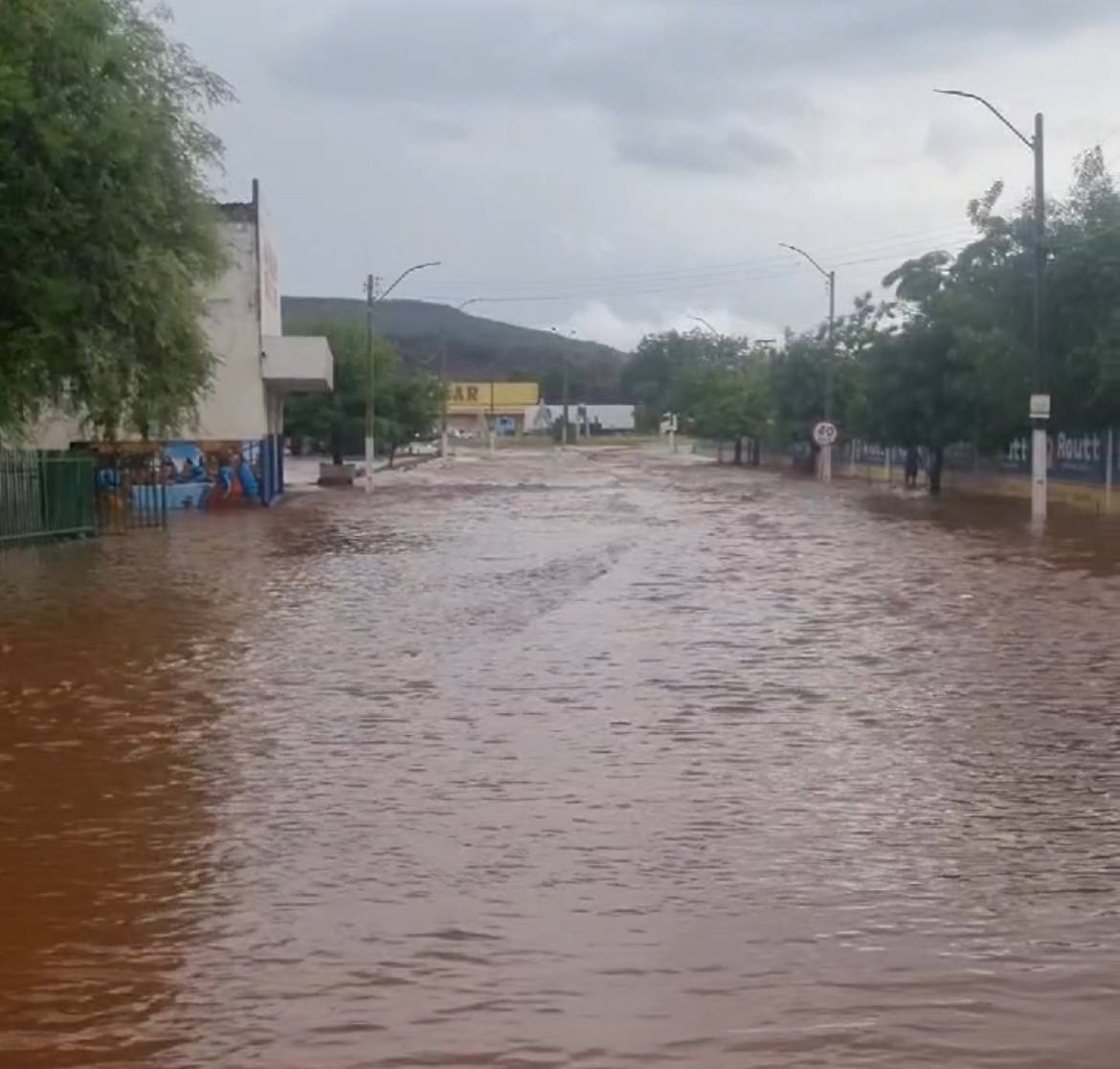 Picos registra chuva de 120mm e diversos pontos da cidade ficam alagados; veja vídeo