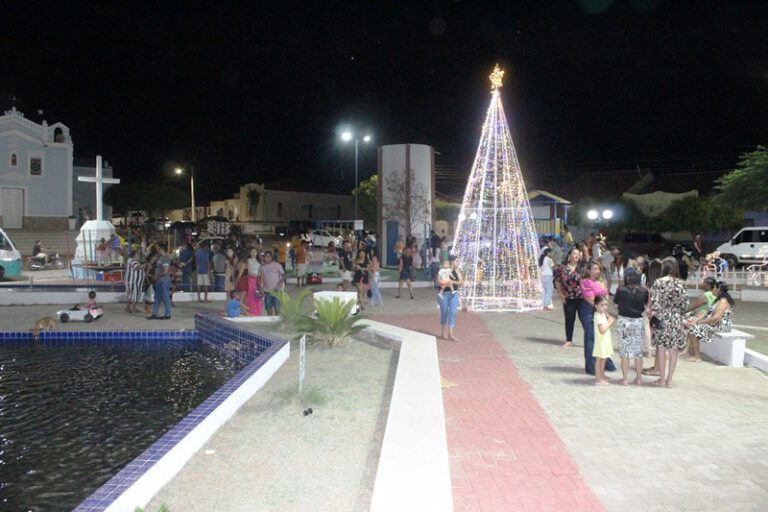 Prefeitura de Itainópolis realiza o Acender das Luzes de Natal e encanta população; veja fotos