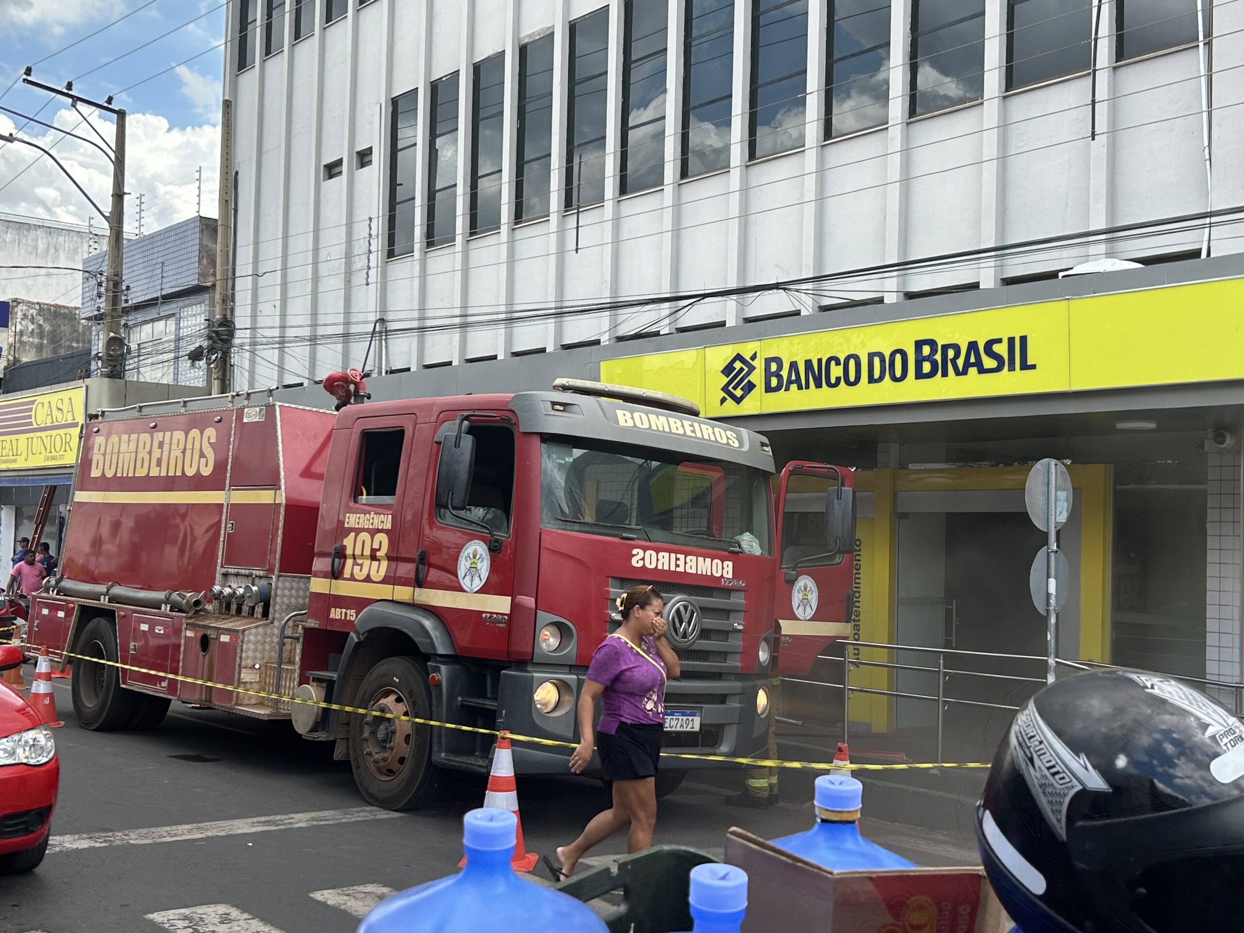 Princípio de incêndio atinge agência do Banco do Brasil no Centro de Picos; veja vídeo
