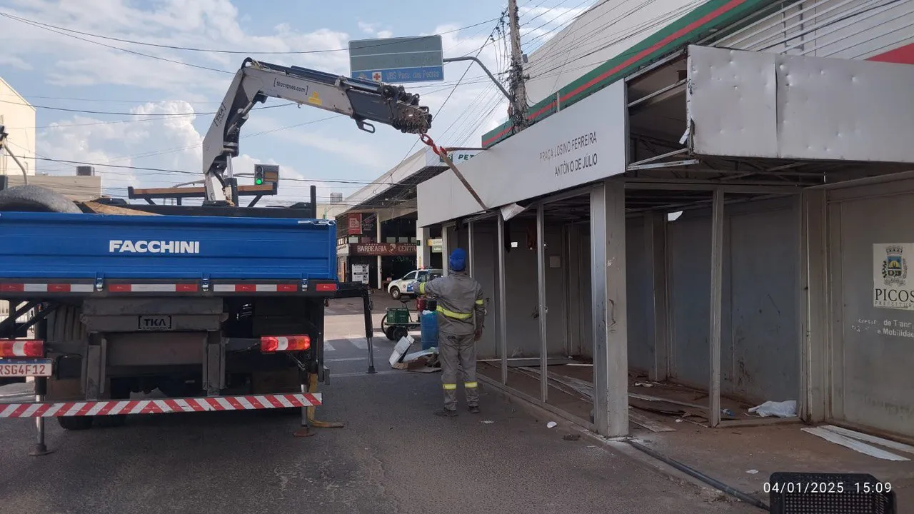 Secretaria de Trânsito realiza remoção de paradas de ônibus sem funcionamento