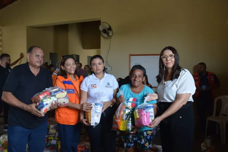 Picos: Cestas básicas, kits de limpeza e higiene pessoal são entregues aos moradores do bairro Paroquial atingidos pelas chuvas