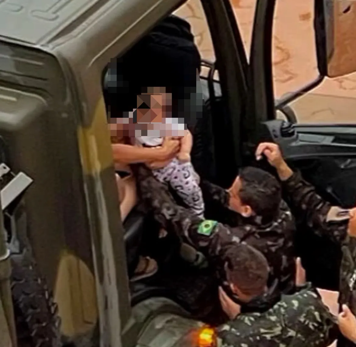 Militares do 3º BEC resgatam bebê durante fortes chuvas em Picos