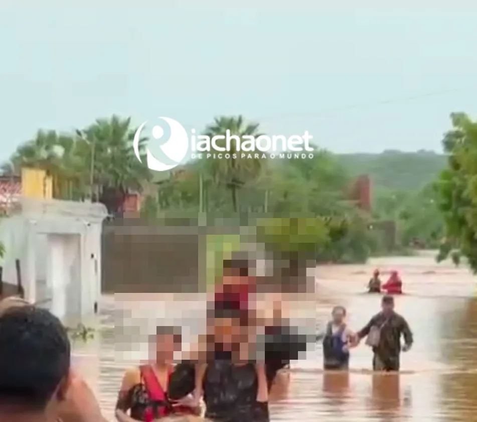 Militares do 3º BEC e do 4º GBM são aplaudidos pela população durante resgates após fortes chuvas e alagamentos em Picos; veja vídeo