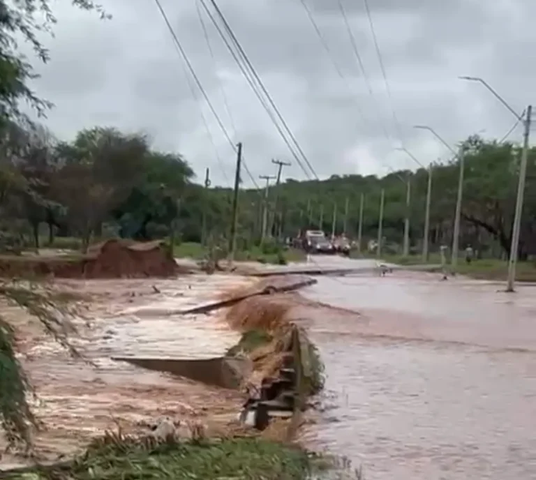 Poste desaba sob correnteza e homem morre eletrocutado no bairro Aroeiras do Matadouro em Picos; veja vídeo