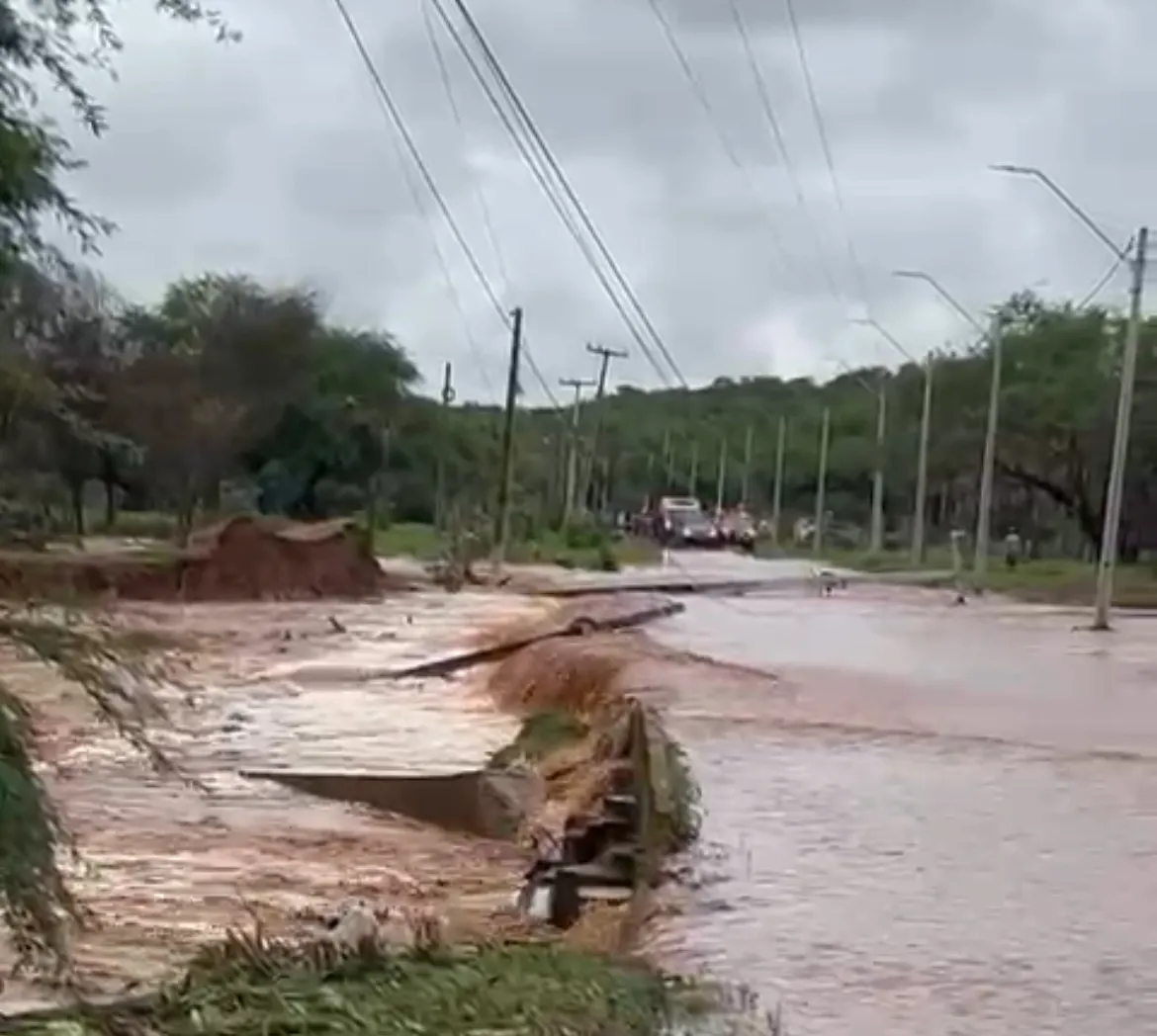 Poste desaba sob correnteza e homem morre eletrocutado no bairro Aroeiras do Matadouro em Picos; veja vídeo
