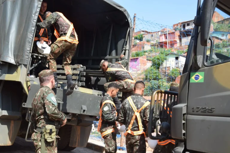 Em Picos, moradores em áreas de risco são removidos após previsão de chuvas intensas nos próximos dias