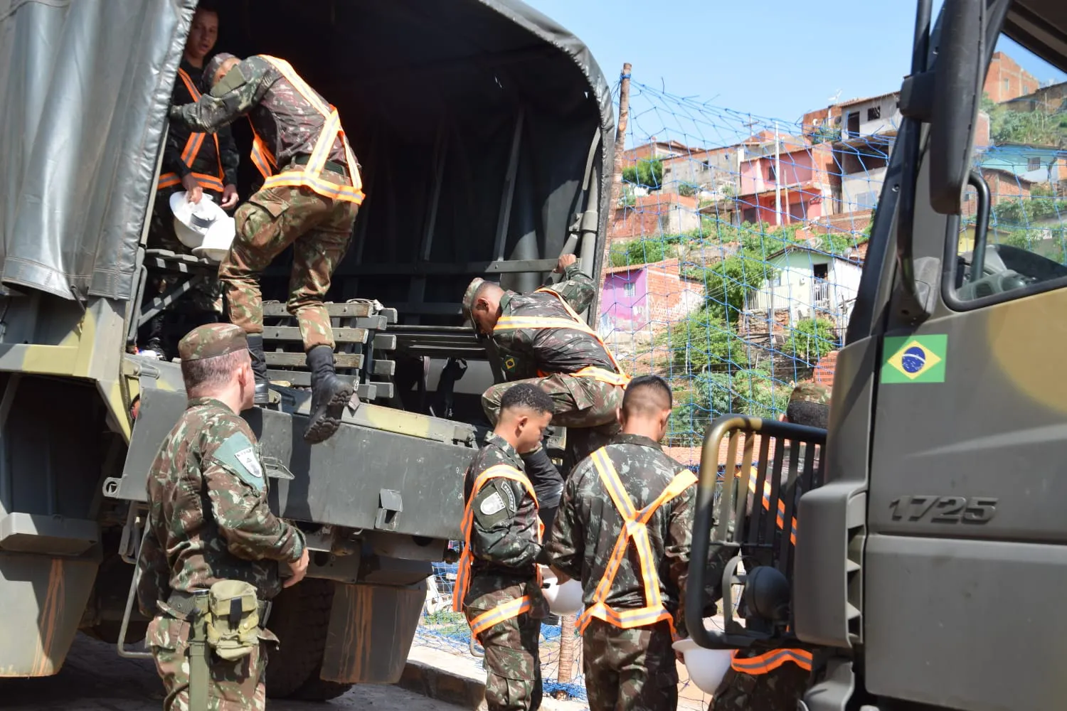 Em Picos, moradores em áreas de risco são removidos após previsão de chuvas intensas nos próximos dias