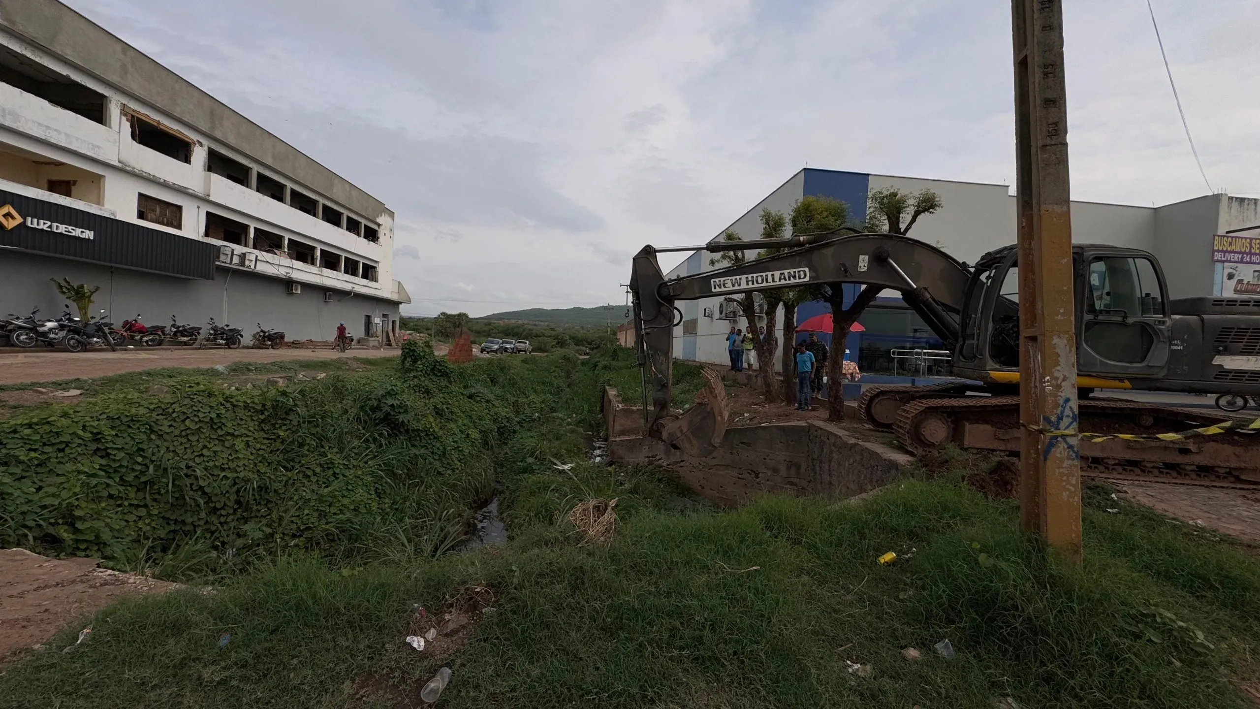2° BEC de Teresina presta apoio a picoenses e envia escavadeira para desobstrução de bueiros