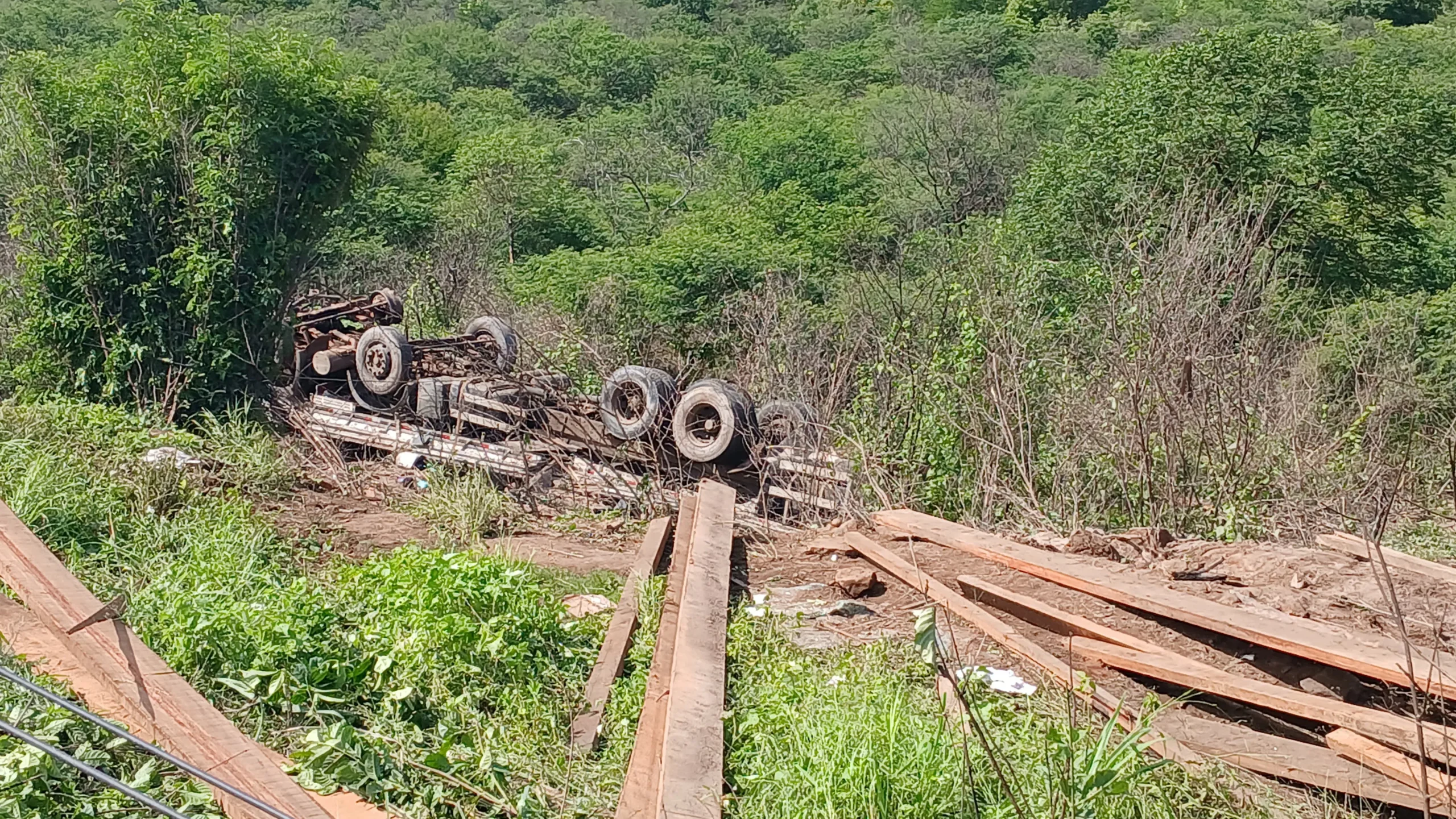Imagens mostram saque de madeira de caminhão tombado na BR-316, em Picos