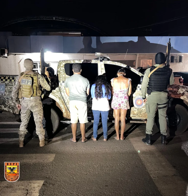 Polícia Militar desarticula ponto de tráfico de drogas em Santana do Piauí e prende três suspeitos