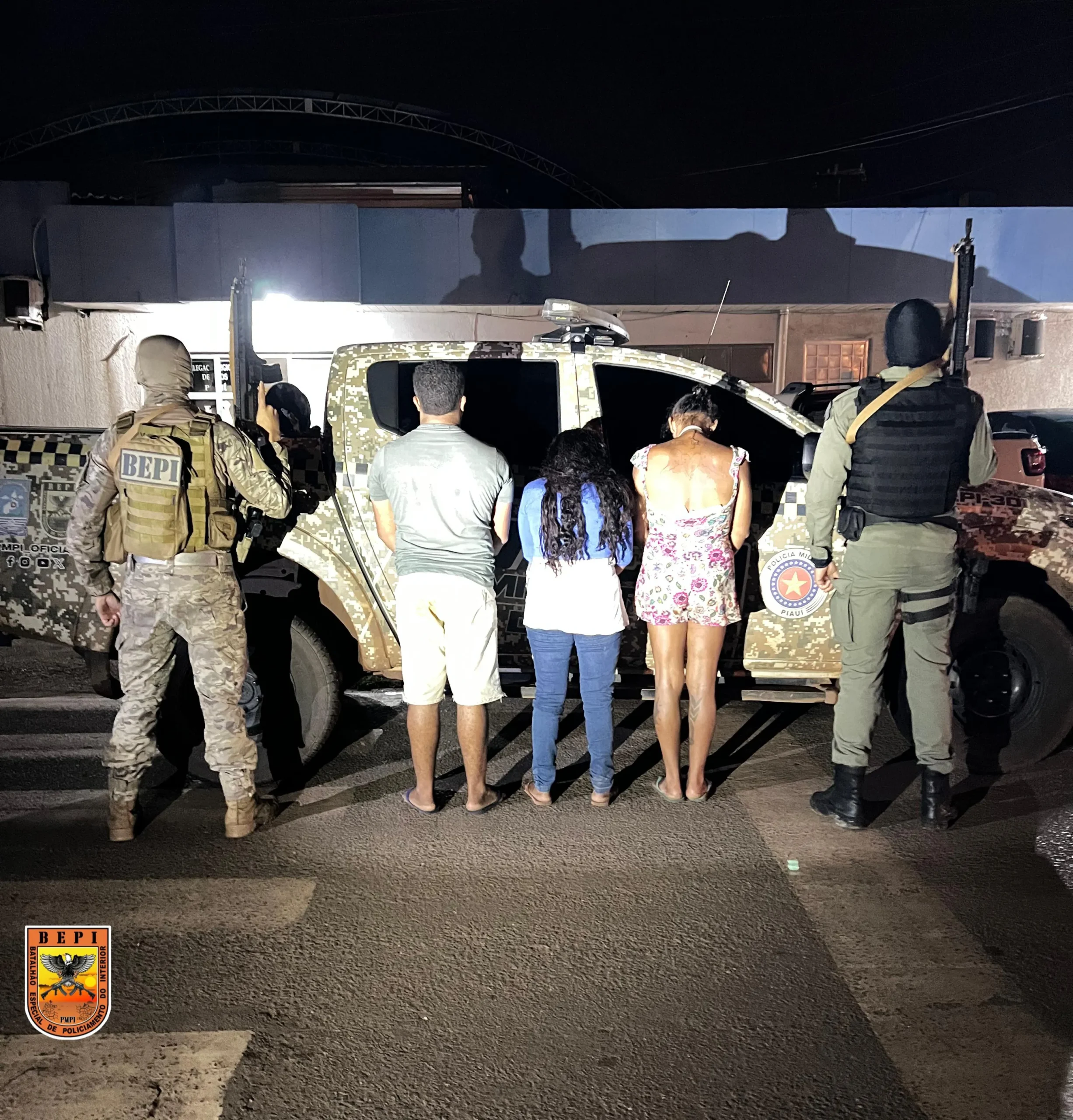 Polícia Militar desarticula ponto de tráfico de drogas em Santana do Piauí e prende três suspeitos