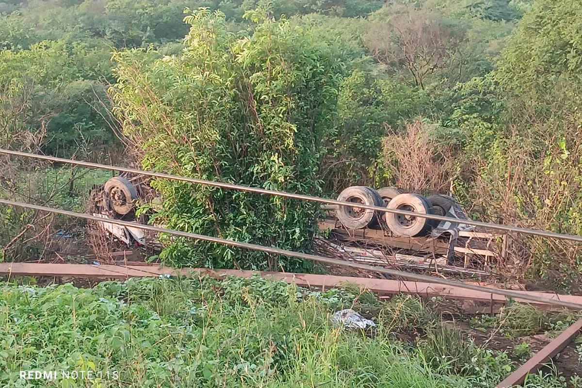 Caminhão carregado de madeira tomba na ladeira do Belo Norte em Picos; motorista morreu no HRJL