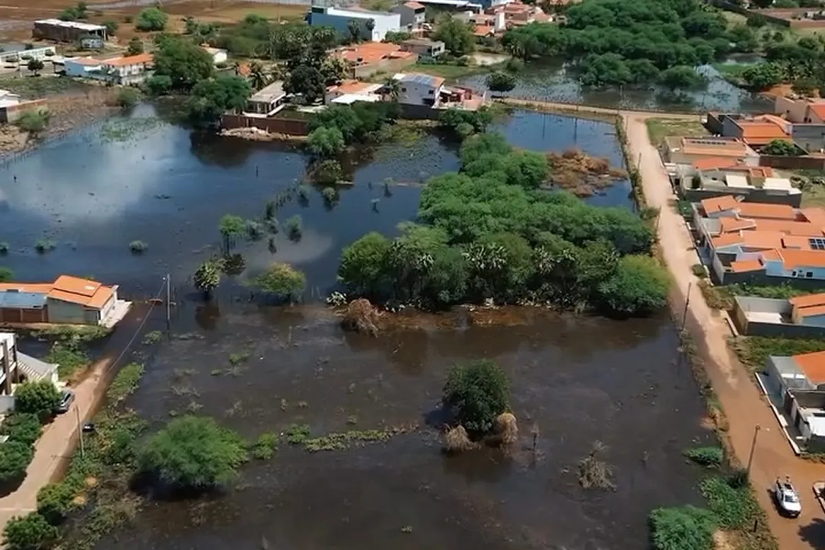 Prefeitura de Picos e 3º BEC realizam ação emergencial para conter alagamentos no bairro Ipueiras
