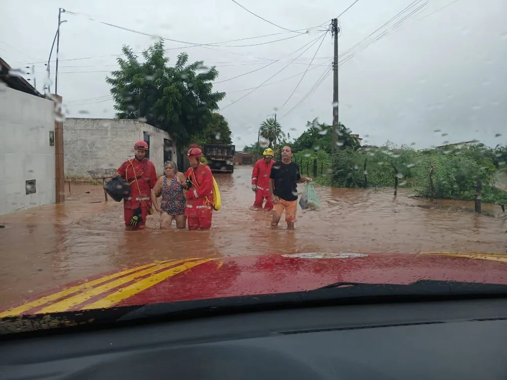 Chuvas causam grandes estragos em rodovias e ruas de Picos; população deve redobrar cuidados