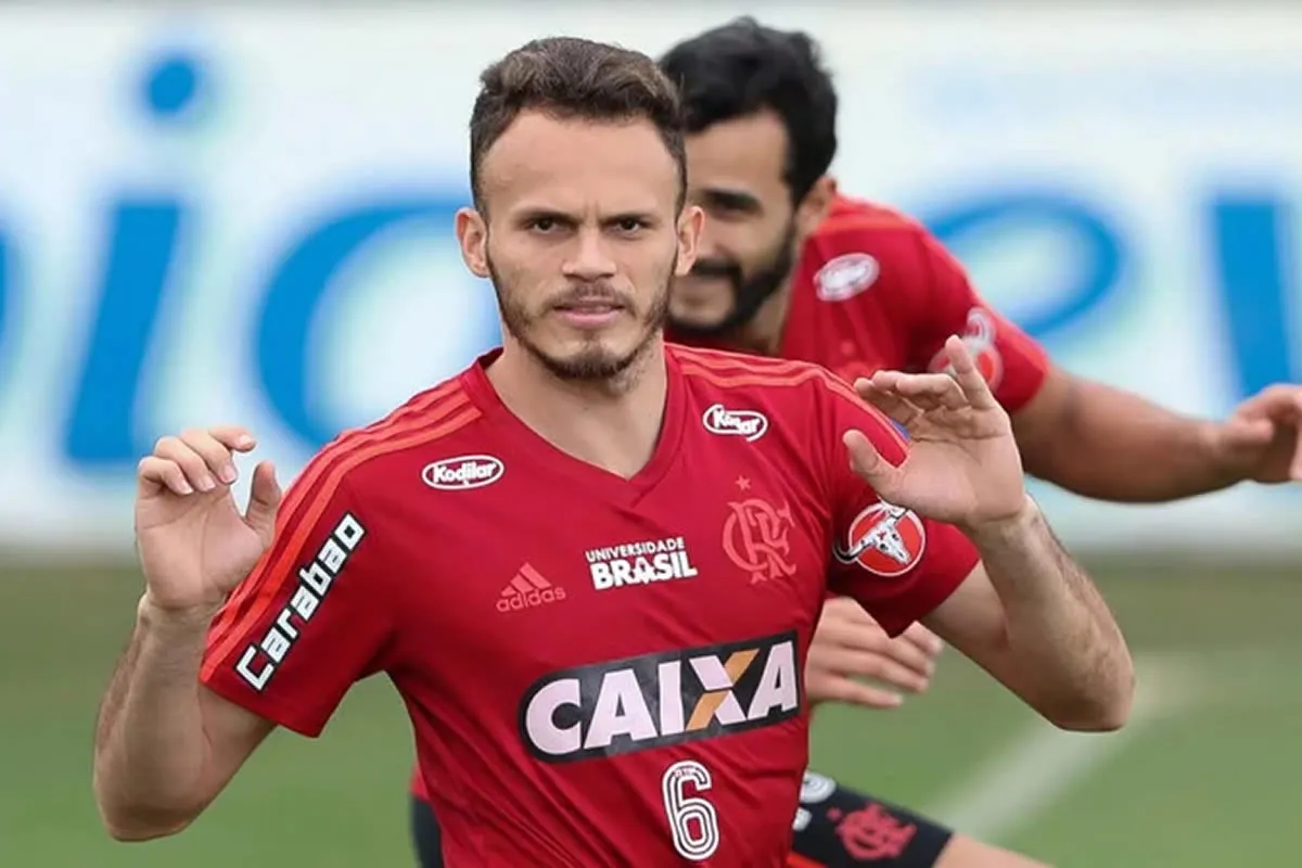 Fluminense encaminha contratação de Renê como reforço para a lateral-esquerda