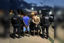 Dois suspeitos foram detidos e entorpecentes escondidos em área de mata foram apreendidos no bairro Paroquial.