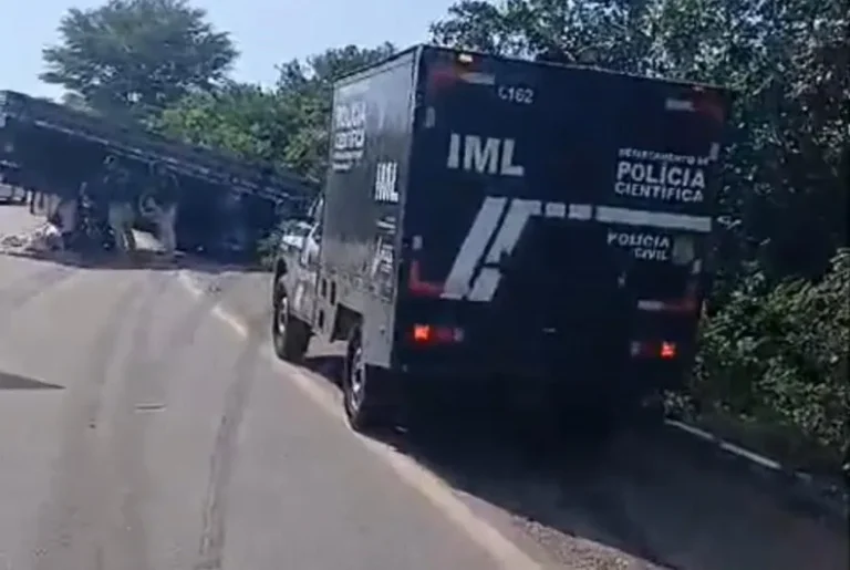 Colisão entre viatura da Polícia Militar, caminhão e moto deixa dois mortos na BR-407 entre Paulistana e Acauã