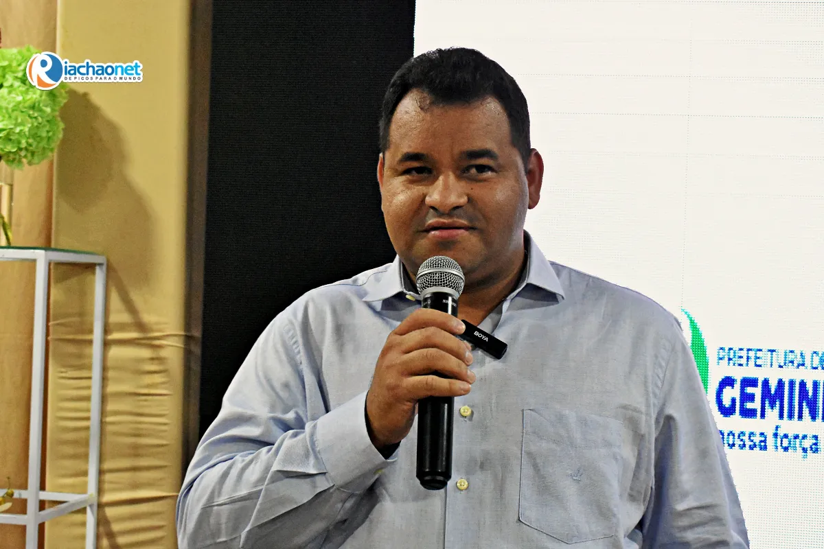 Prefeito Jaillson Campos anuncia reajuste salarial para profissionais da educação de Geminiano durante encerramento do 1º Itinerário Formativo