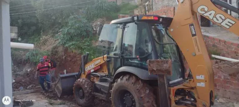 Secretaria de Limpeza realiza retirada de entulho que se espalhou após chuvas em rua do Canto da Várzea