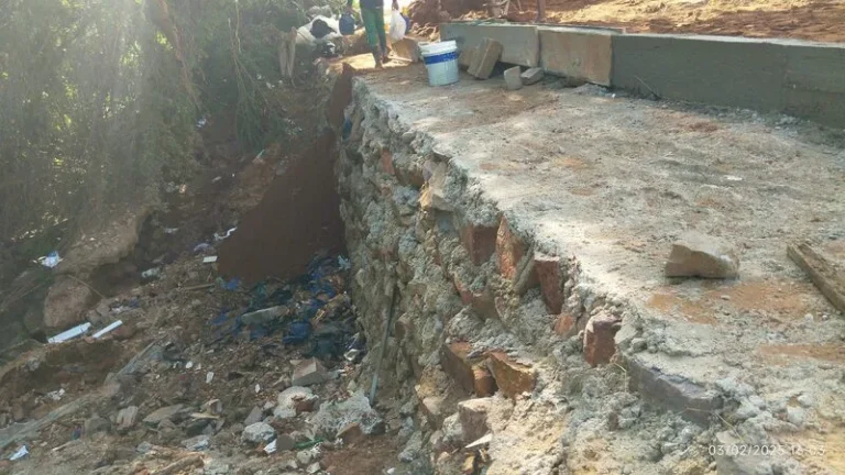Prefeitura de Picos constrói muro de contenção após chuvas abrirem cratera em rua do bairro Malva